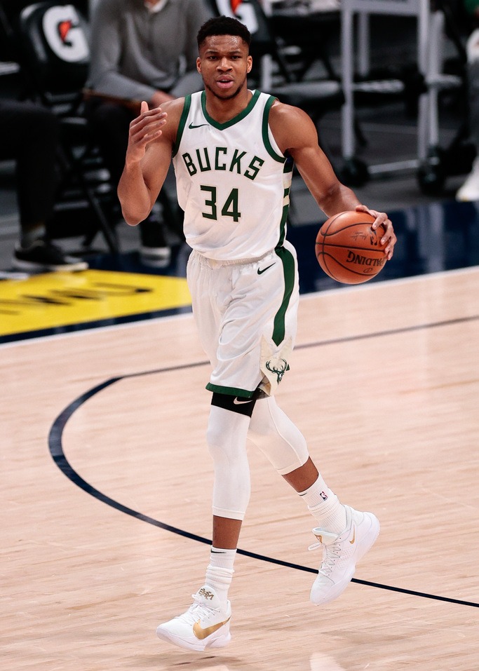 今晨体能课后,密尔沃基雄鹿手感冰凉备战法甲,话题不断,轮换策略成焦点 今晨体能课后,密尔沃基雄鹿手感冰凉备战法甲,话题不断,轮换策略成焦点